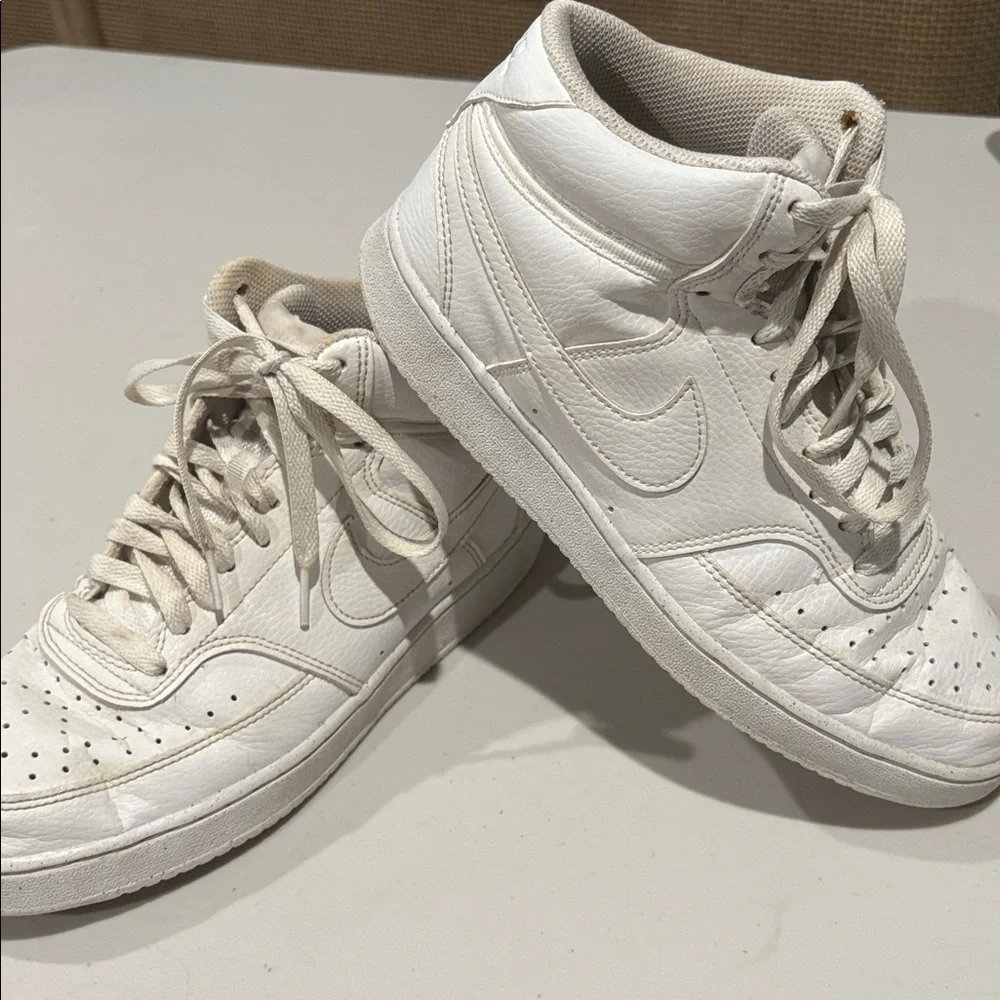 Nike Women’s Nike Court Vision Mid Sneaker. Size 7. White
